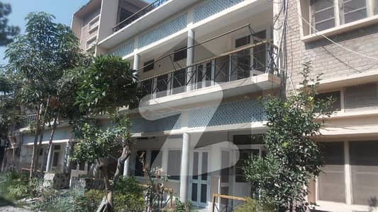 یونیورسٹی ٹاؤن پشاور میں 11 کمروں کا 3.8 کنال مکان 5 لاکھ میں کرایہ پر دستیاب ہے۔