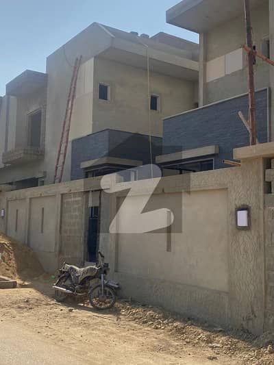 باتھ آئی لینڈ کراچی میں 4 کمروں کا 8 مرلہ مکان 7.5 کروڑ میں برائے فروخت۔