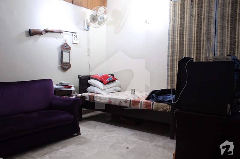 پی ای سی ایچ ایس بلاک 6 پی ای سی ایچ ایس جمشید ٹاؤن کراچی میں 3 کمروں کا 8 مرلہ بالائی پورشن 2 کروڑ میں برائے فروخت۔