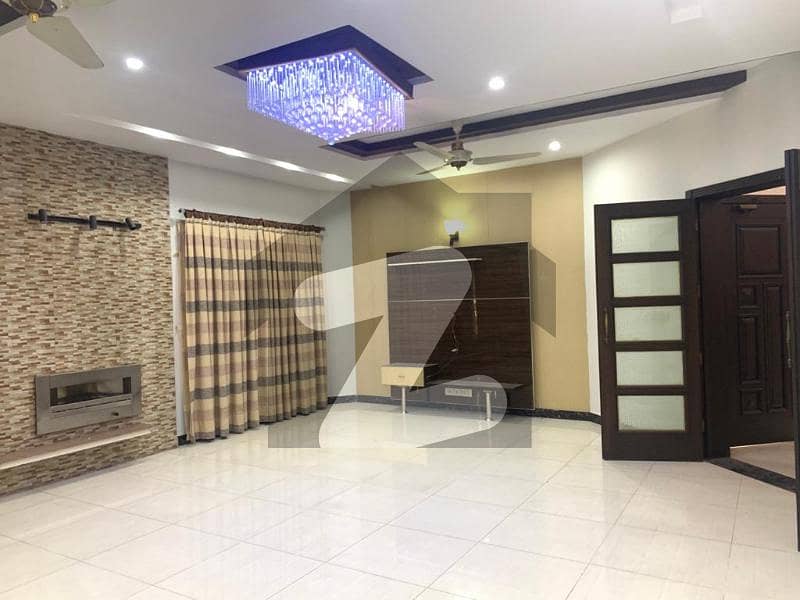 Beautiful One Kanal Lower Portion For Rent In Dha Lahore
