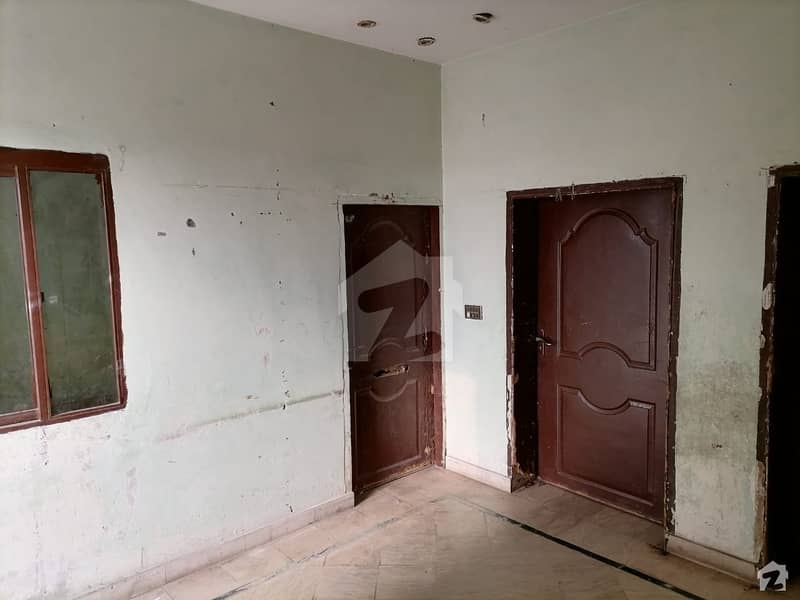 پی آئی اے ہاؤسنگ سکیم لاہور میں 4 کمروں کا 15 مرلہ مکان 55 ہزار میں کرایہ پر دستیاب ہے۔