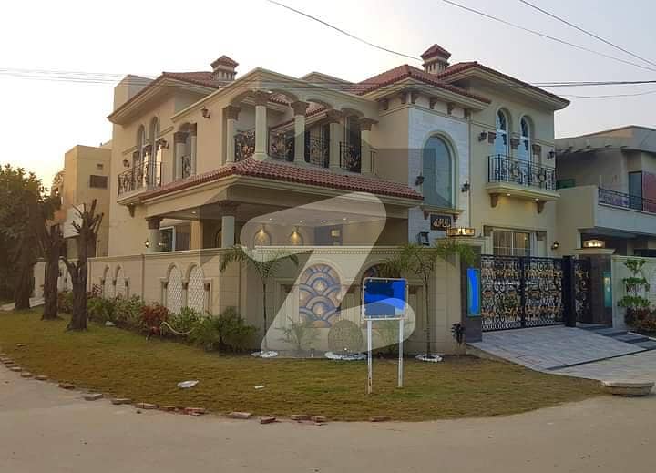 فارمانئیٹس ہاؤسنگ سکیم لاہور میں 5 کمروں کا 15 مرلہ مکان 3.35 کروڑ میں برائے فروخت۔