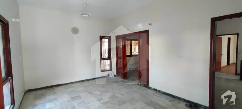 باتھ آئی لینڈ کراچی میں 4 کمروں کا 10 مرلہ مکان 1.35 لاکھ میں کرایہ پر دستیاب ہے۔