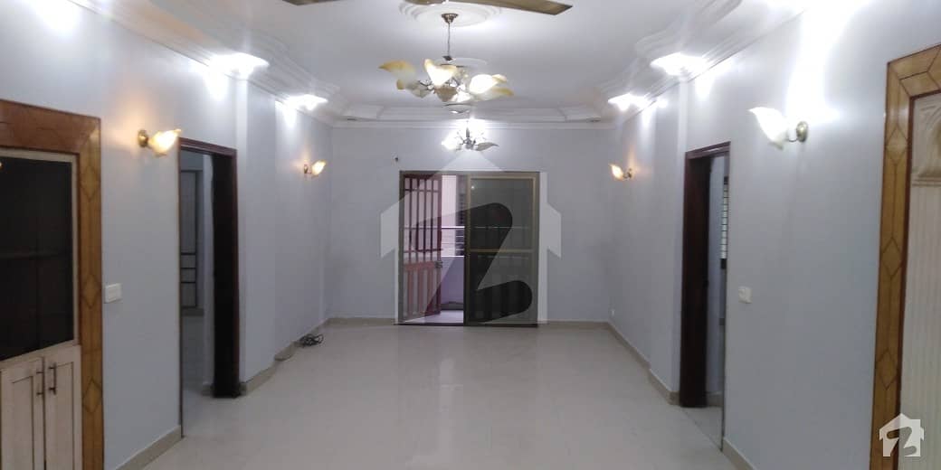 کلفٹن ۔ بلاک 8 کلفٹن کراچی میں 3 کمروں کا 8 مرلہ فلیٹ 5 کروڑ میں برائے فروخت۔