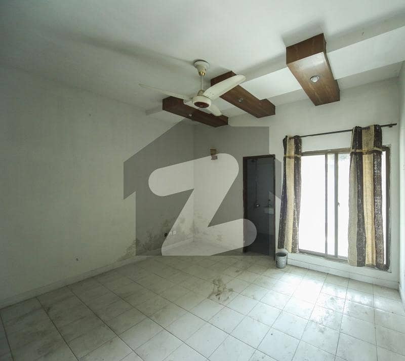 بھٹہ چوک لاہور میں 1 کمرے کا 4 مرلہ کمرہ 8 ہزار میں کرایہ پر دستیاب ہے۔