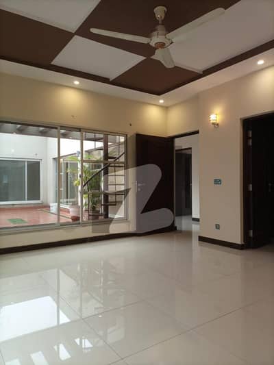 Top Class Location 1 Kanal Beautiful Upper Portion With Attached Original Picture
