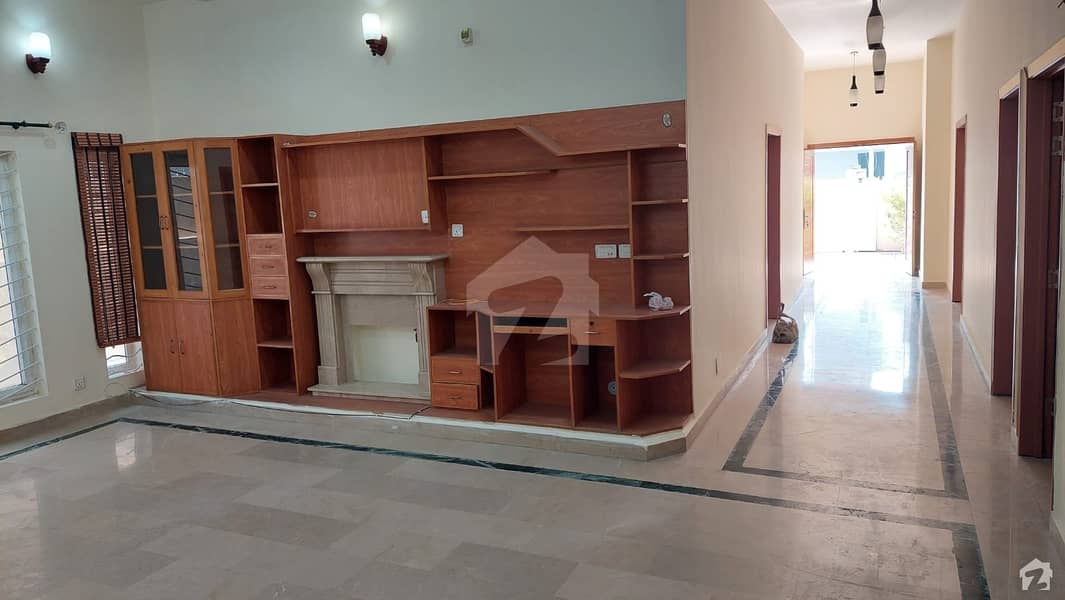 Prime Location 2250 Square Feet Flat For Sale