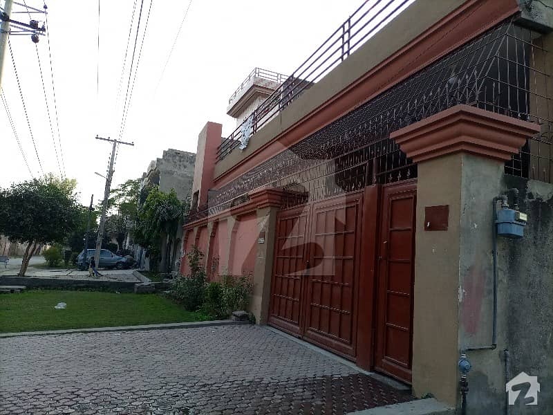 پی اے ایف آفیسرز کالونی کینٹ لاہور میں 2 کمروں کا 6 مرلہ مکان 1.65 کروڑ میں برائے فروخت۔