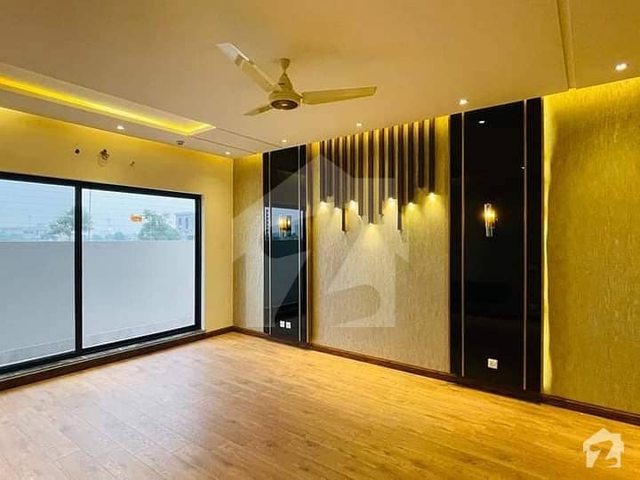 Stunning 1 Kanal Upper Portion In EME Society Available