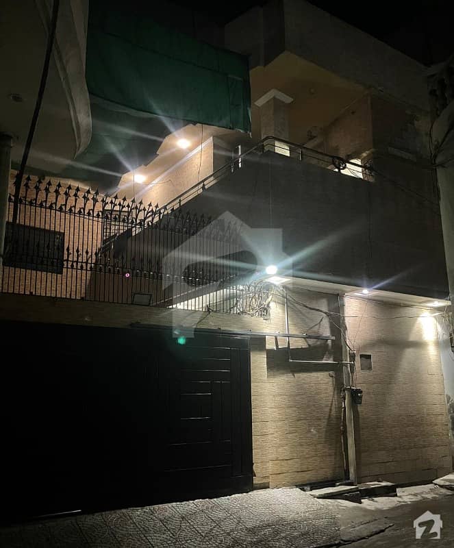 اکبر روڈ ملتان میں 8 کمروں کا 8 مرلہ مکان 1.6 کروڑ میں برائے فروخت۔