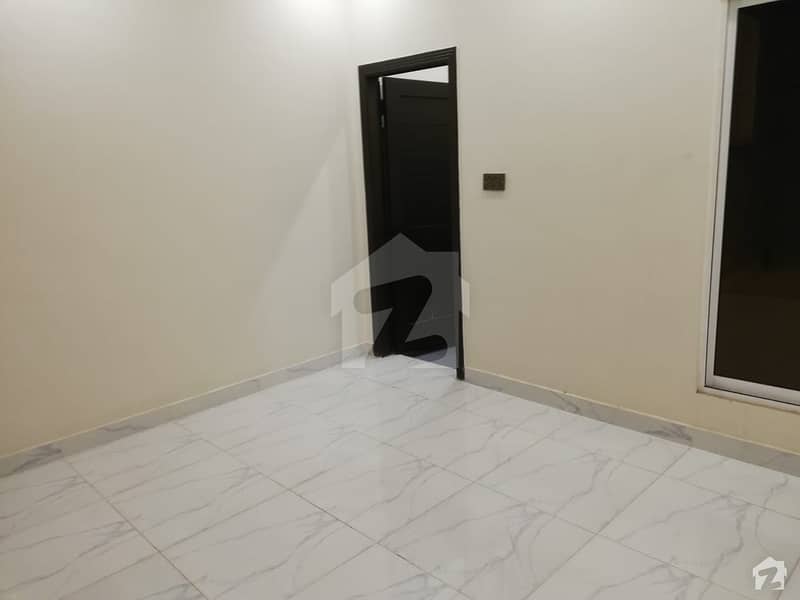 خیابان کالونی 3 فیصل آباد میں 6 کمروں کا 11 مرلہ مکان 1.5 کروڑ میں برائے فروخت۔