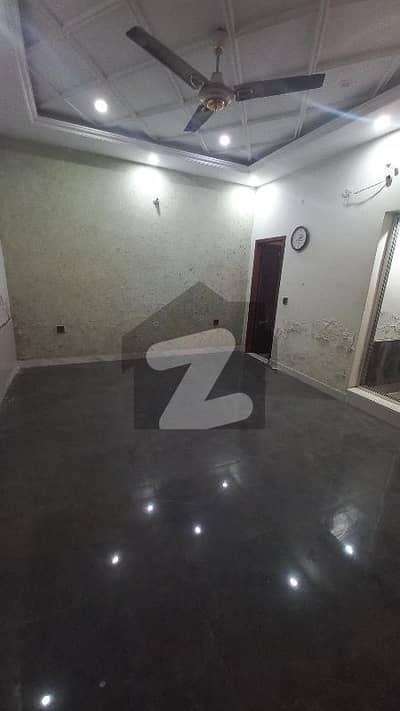 مزنگ لاہور میں 1 کمرے کا 1 مرلہ کمرہ 14 ہزار میں کرایہ پر دستیاب ہے۔