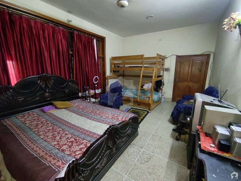 گلستان کالونی ساہیوال میں 7 کمروں کا 2.65 کنال مکان 8 کروڑ میں برائے فروخت۔