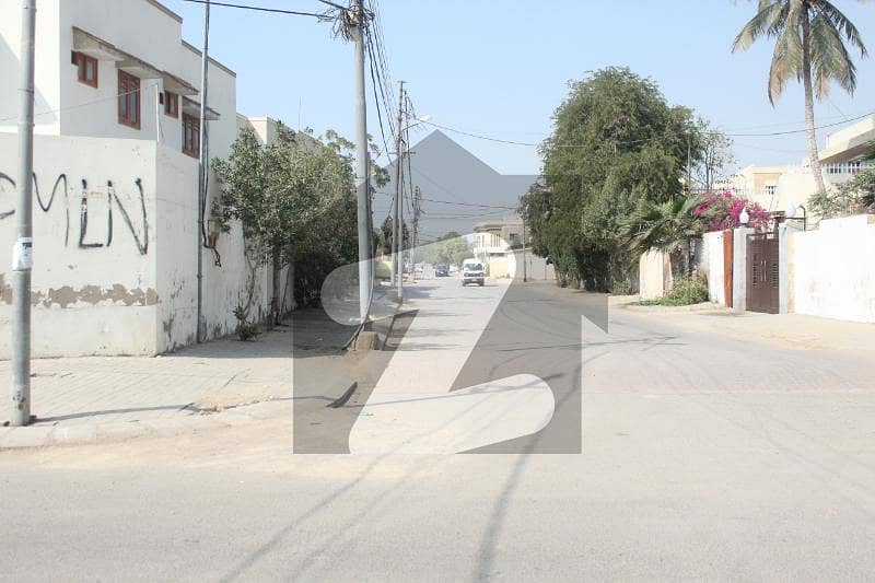 1000 yards residential plot Divided into two pairs for sale on 18th street off Muhafiz