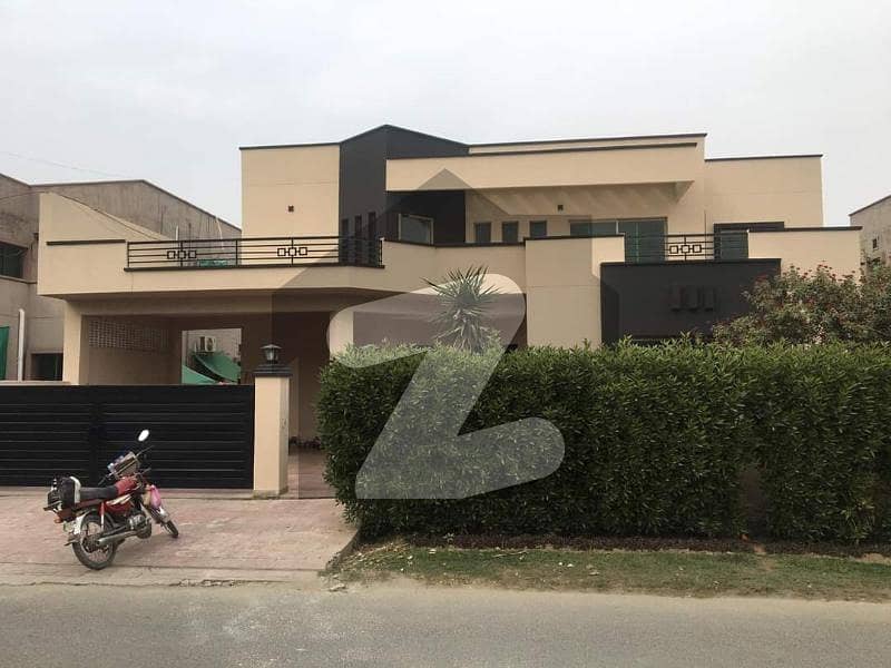 عسکری 11 ۔ سیکٹر بی عسکری 11 عسکری لاہور میں 4 کمروں کا 1 کنال مکان 5.75 کروڑ میں برائے فروخت۔