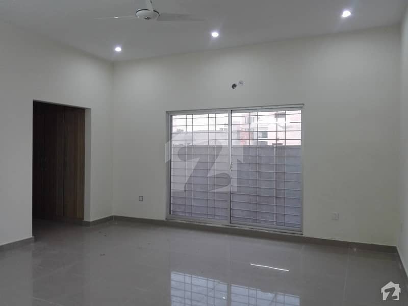 Spacious & Well-planned 1 Kanal Upper Portion For Grabs In