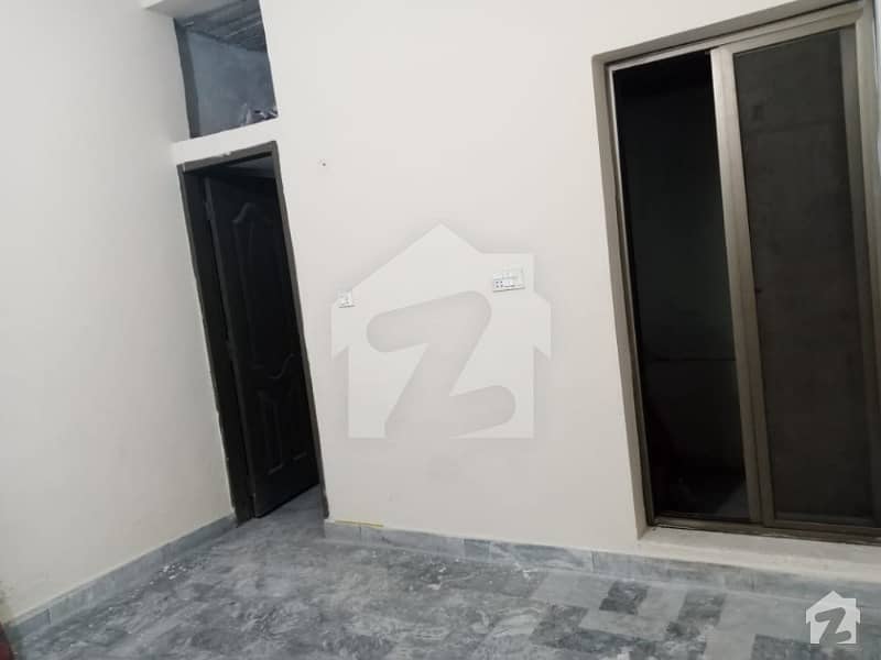 گرین ٹاؤن سیکٹر ڈی 2 لاہور میں 6 کمروں کا 3 مرلہ کمرہ 10 ہزار میں کرایہ پر دستیاب ہے۔