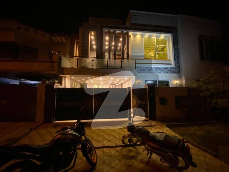 بحریہ ٹاؤن عثمان بلاک بحریہ ٹاؤن سیکٹر B بحریہ ٹاؤن لاہور میں 5 کمروں کا 8 مرلہ مکان 2.65 کروڑ میں برائے فروخت۔