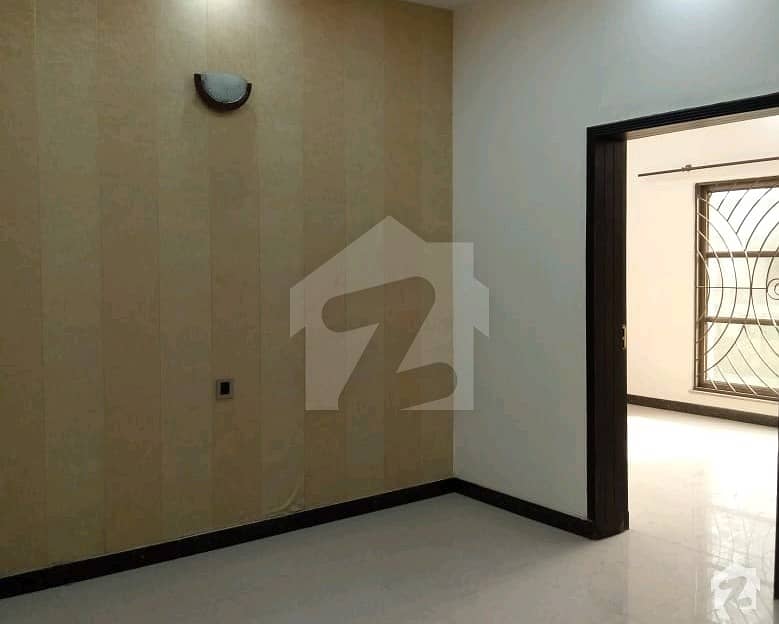 ماڈل ٹاؤن لاہور میں 2 کمروں کا 6 مرلہ فلیٹ 1.3 کروڑ میں برائے فروخت۔