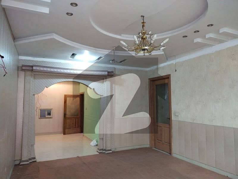 مدینہ ٹاؤن فیصل آباد میں 7 کمروں کا 1 کنال مکان 7 کروڑ میں برائے فروخت۔