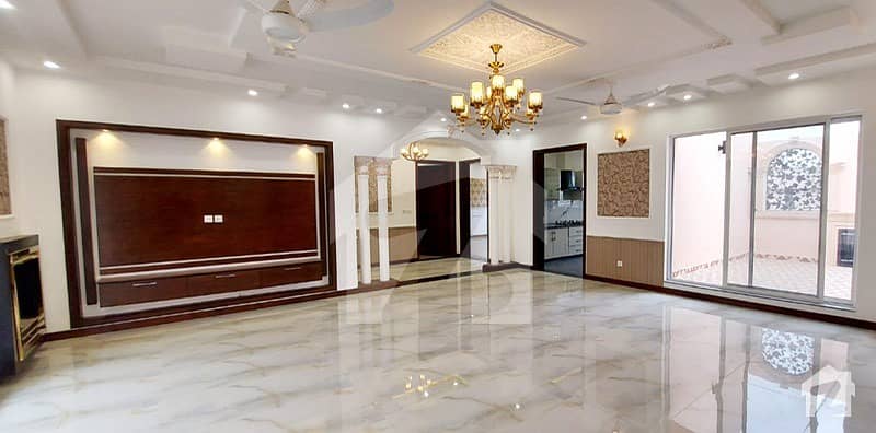 ڈی ایچ اے فیز 8 - بلاک بی ڈی ایچ اے فیز 8 ڈیفنس (ڈی ایچ اے) لاہور میں 5 کمروں کا 1 کنال مکان 5.4 کروڑ میں برائے فروخت۔