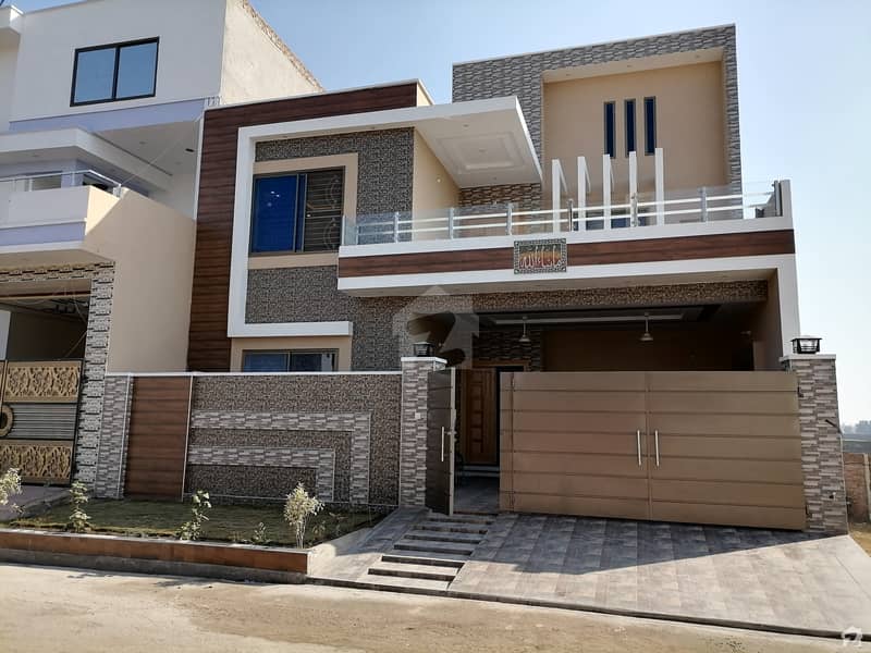 House Over 9.5 Marla Land Area In Khayaban-e-Naveed Available