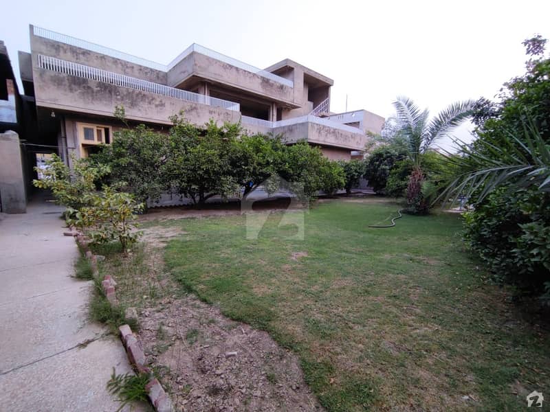 گلستان کالونی ساہیوال میں 7 کمروں کا 2.7 کنال مکان 8 کروڑ میں برائے فروخت۔