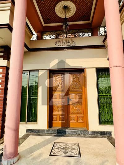کینال بینک ہاؤسنگ سکیم لاہور میں 11 کمروں کا 1.15 کنال مکان 5.5 کروڑ میں برائے فروخت۔