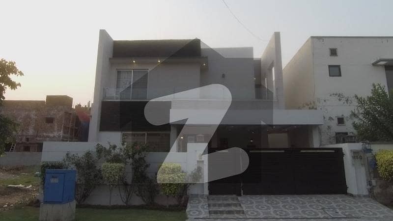 ڈی ایچ اے فیز 8 - بلاک کیو ڈی ایچ اے فیز 8 ڈیفنس (ڈی ایچ اے) لاہور میں 4 کمروں کا 10 مرلہ مکان 3.65 کروڑ میں برائے فروخت۔