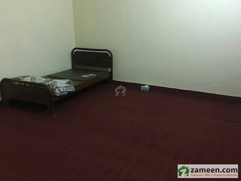 room for rent in main boulevard defence
