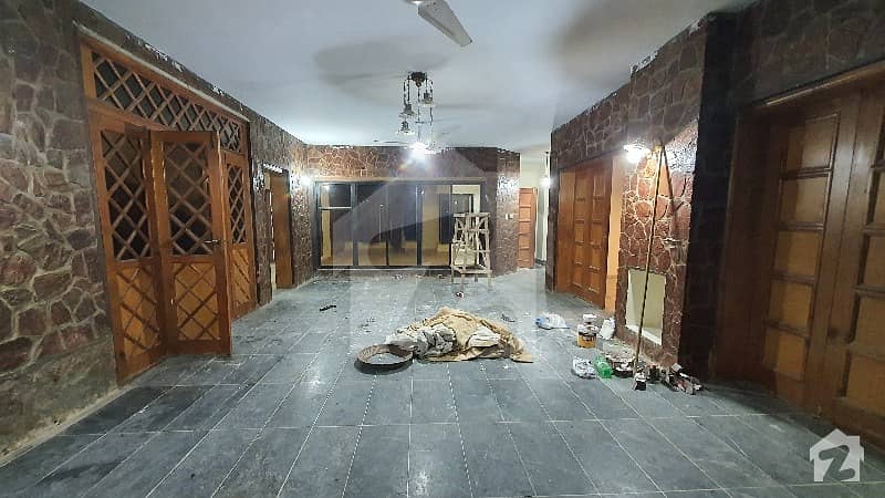 حیات آباد پشاور میں 8 کمروں کا 1 کنال مکان 1.35 لاکھ میں کرایہ پر دستیاب ہے۔