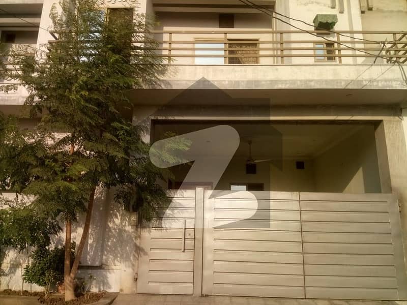 خیابان-اے-منظور فیصل آباد میں 5 کمروں کا 6 مرلہ مکان 90 لاکھ میں برائے فروخت۔