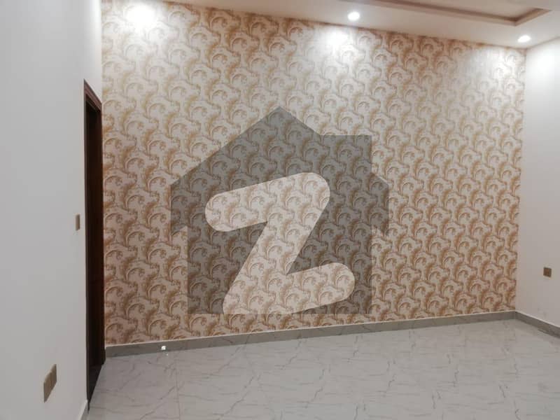 حسن ولاز فیصل آباد میں 3 کمروں کا 7 مرلہ مکان 2.4 کروڑ میں برائے فروخت۔