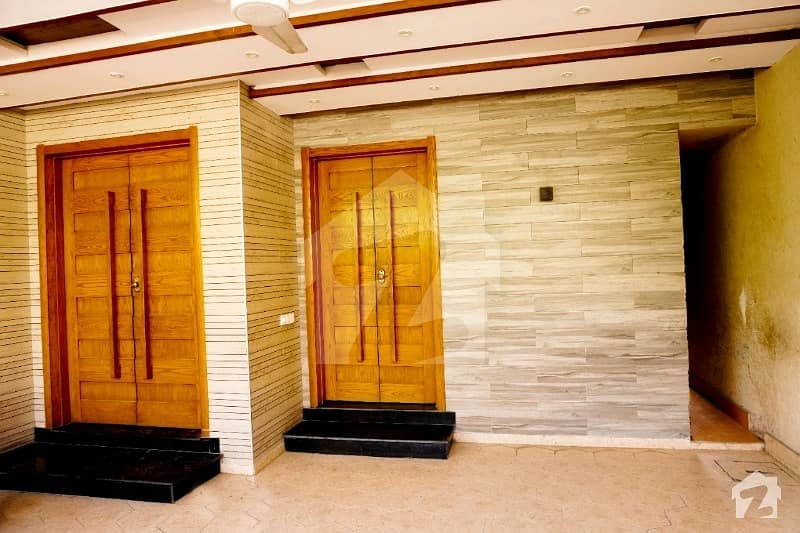پیپلز کالونی نمبر 1 فیصل آباد میں 6 کمروں کا 10 مرلہ مکان 4.5 کروڑ میں برائے فروخت۔