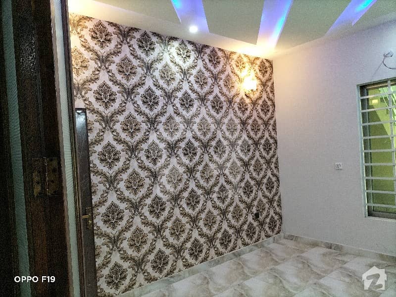 نواب ٹاؤن لاہور میں 5 کمروں کا 8 مرلہ مکان 1.75 کروڑ میں برائے فروخت۔