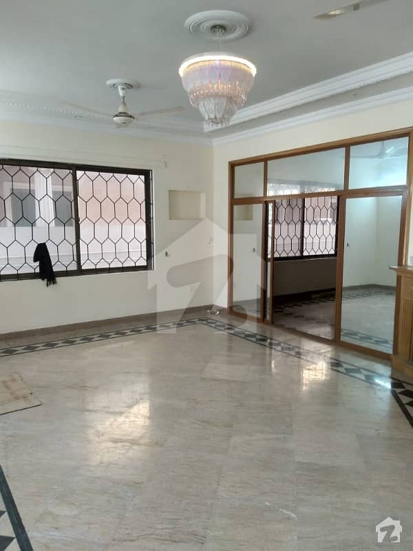 ایف ۔ 11 اسلام آباد میں 6 کمروں کا 1 کنال مکان 3.2 لاکھ میں کرایہ پر دستیاب ہے۔