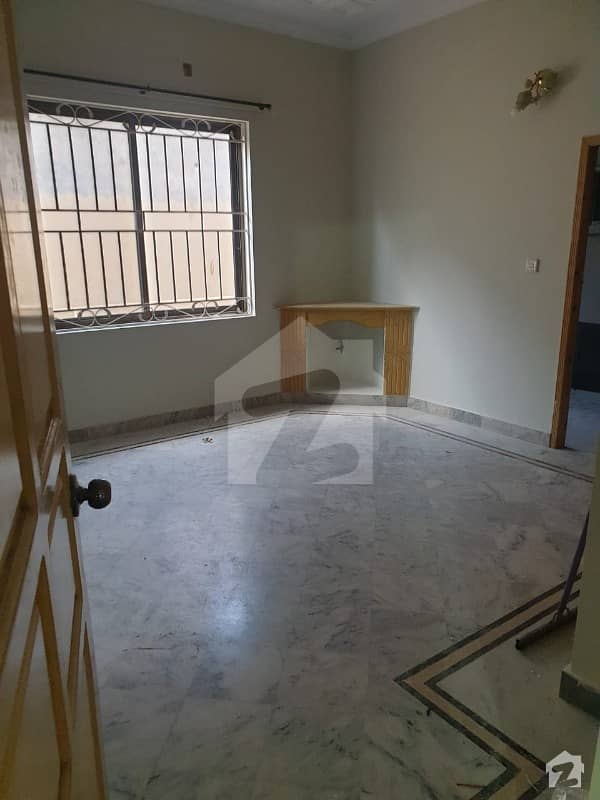 1 Kanal Upper Portion With Separate Gate Is Available For Rent
