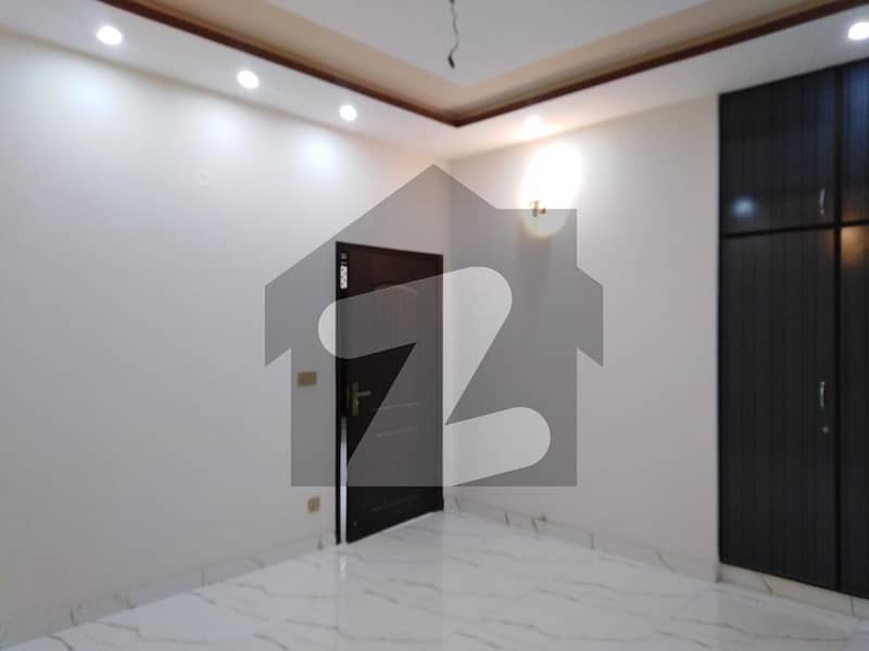 پی جی ای سی ایچ ایس فیز 1 پنجاب گورنمنٹ ایمپلائیز سوسائٹی لاہور میں 5 کمروں کا 8 مرلہ مکان 1.85 کروڑ میں برائے فروخت۔