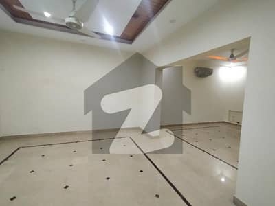 ویلینشیاء ۔ بلاک سی ویلینشیاء ہاؤسنگ سوسائٹی لاہور میں 5 کمروں کا 1 کنال مکان 4.3 کروڑ میں برائے فروخت۔