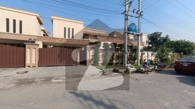 فالکن کمپلیکس - طفیل روڈ کینٹ لاہور میں 4 کمروں کا 14 مرلہ مکان 5.5 کروڑ میں برائے فروخت۔