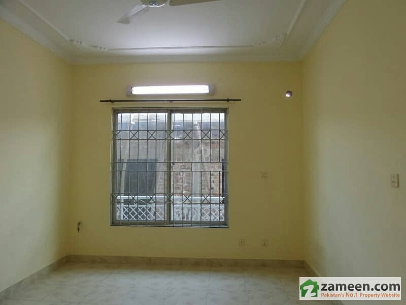 Upper Portion Available For Rent Upper Portion Available For Rent