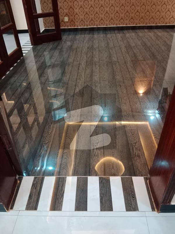 بحریہ ٹاؤن سیکٹرڈی بحریہ ٹاؤن لاہور میں 5 کمروں کا 10 مرلہ مکان 1 لاکھ میں کرایہ پر دستیاب ہے۔
