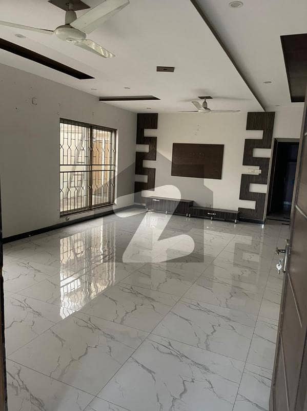 ڈی ایچ اے فیز 6 ڈیفنس (ڈی ایچ اے) لاہور میں 5 کمروں کا 1 کنال مکان 2.1 لاکھ میں کرایہ پر دستیاب ہے۔