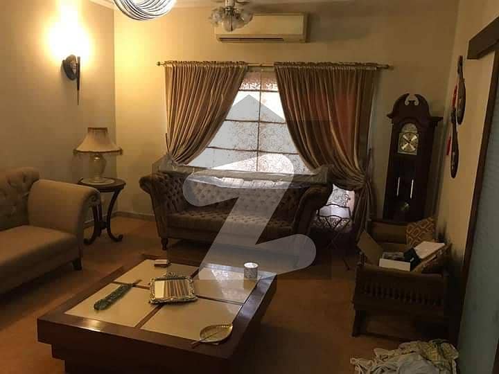 پی ای سی ایچ ایس بلاک 6 پی ای سی ایچ ایس جمشید ٹاؤن کراچی میں 6 کمروں کا 12 مرلہ مکان 5.5 کروڑ میں برائے فروخت۔