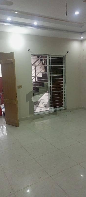 چک 208 روڈ فیصل آباد میں 4 کمروں کا 7 مرلہ مکان 75 ہزار میں کرایہ پر دستیاب ہے۔