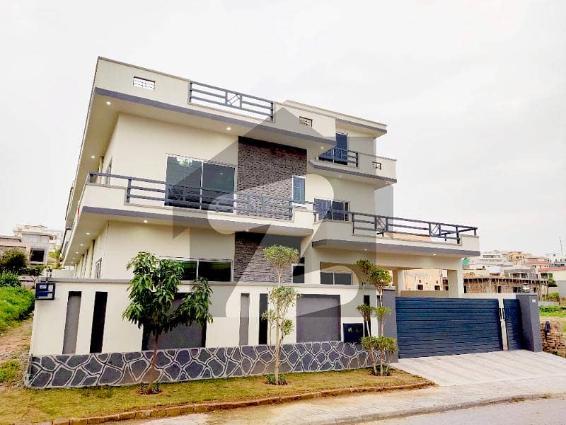 1 Kanal Triple Unit Beautiful Design Bungalow Up For Sale