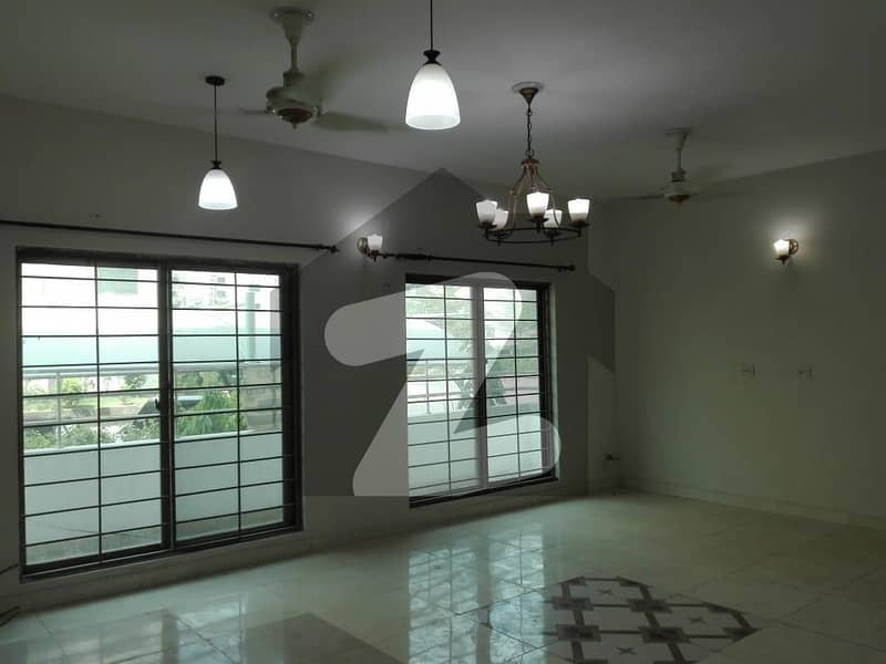 A Spacious 10 Marla Flat In Askari 11