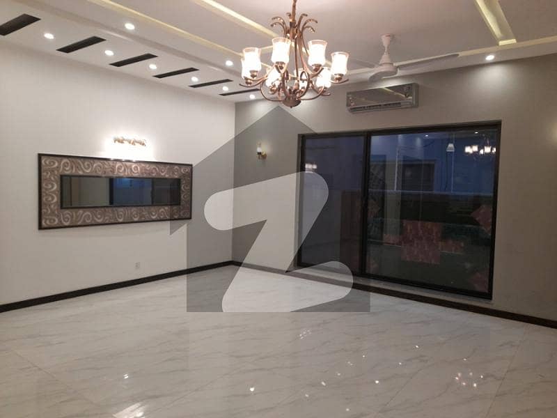 ڈی ایچ اے فیز 2 ڈیفنس (ڈی ایچ اے) لاہور میں 5 کمروں کا 1 کنال مکان 1.65 لاکھ میں کرایہ پر دستیاب ہے۔