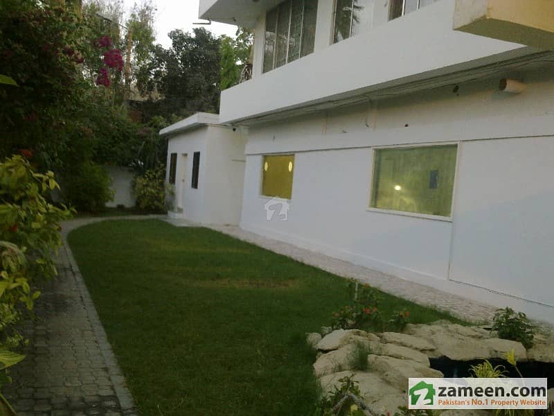 1000 Yards Bungalow For Sale In Pechs Close To Main Shahrah