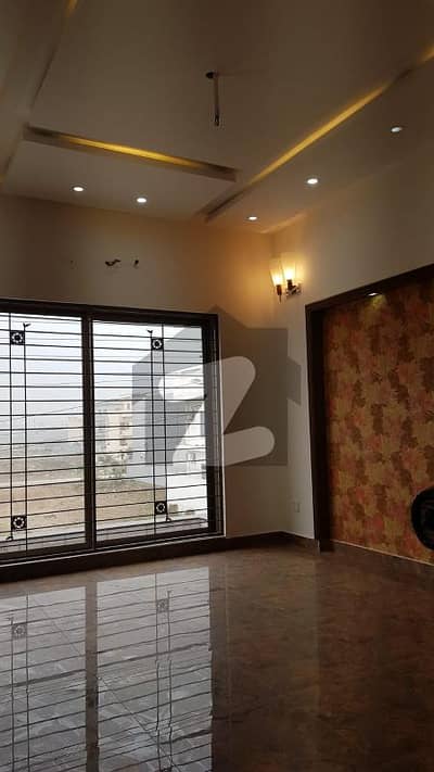 ایل ڈی اے ایوینیو ۔ بلاک جے ایل ڈی اے ایوینیو لاہور میں 5 کمروں کا 10 مرلہ مکان 2.75 کروڑ میں برائے فروخت۔